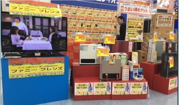 量販店での販売代行の様子